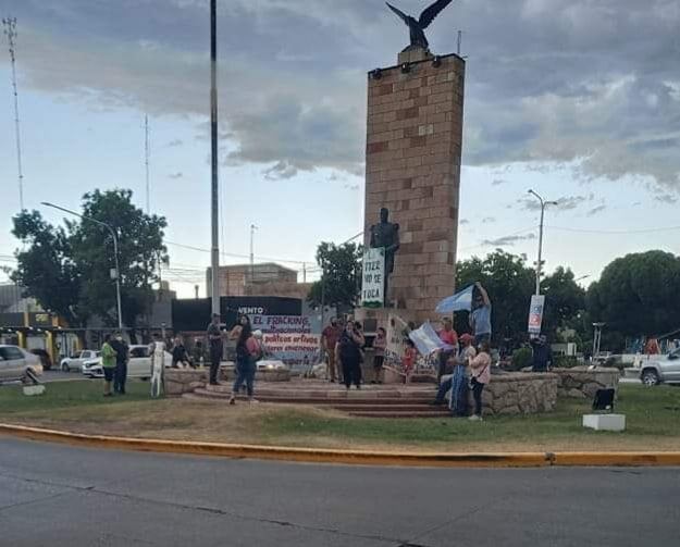 Vecinos de Alvear se reunieron en el centro para sumarse a la convocatoria de las asambleas por el agua. - Gentileza