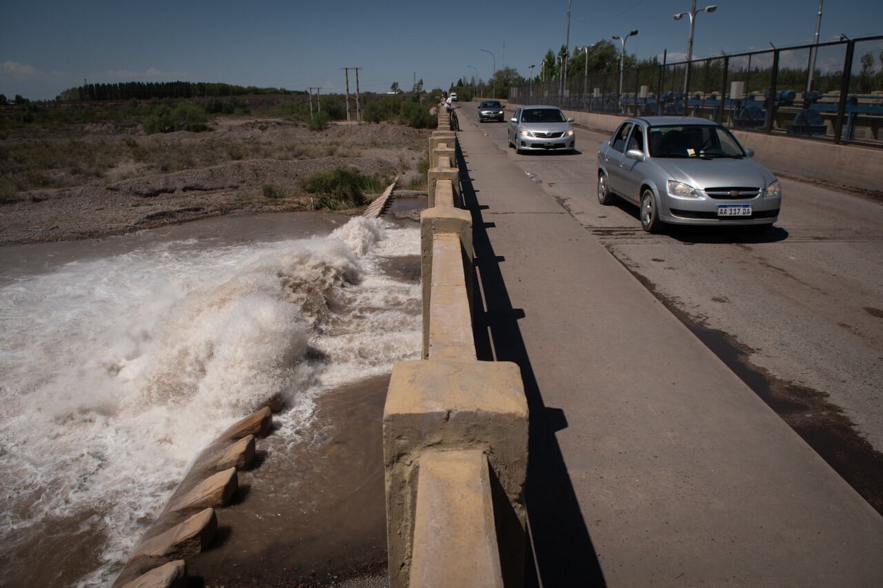 Dique Cipolletti
El río Mendoza aumentó su capacidad con respecto al año pasado y se realizan maniobras porque el dique Potrerillos estaba al máximo de su capacidad, con respecto a los últimos 14 años, por esto tambien se liberó agua el Dique Cipolletti

Foto: Ignacio Blanco / Los Andes