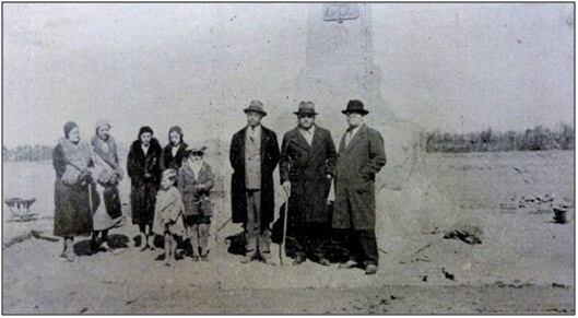 Turistas en el Campo Histórico El Plumerillo. Fuente: Turismo. Revista Mensual del Touring Club  Argentino, 1937: 32.