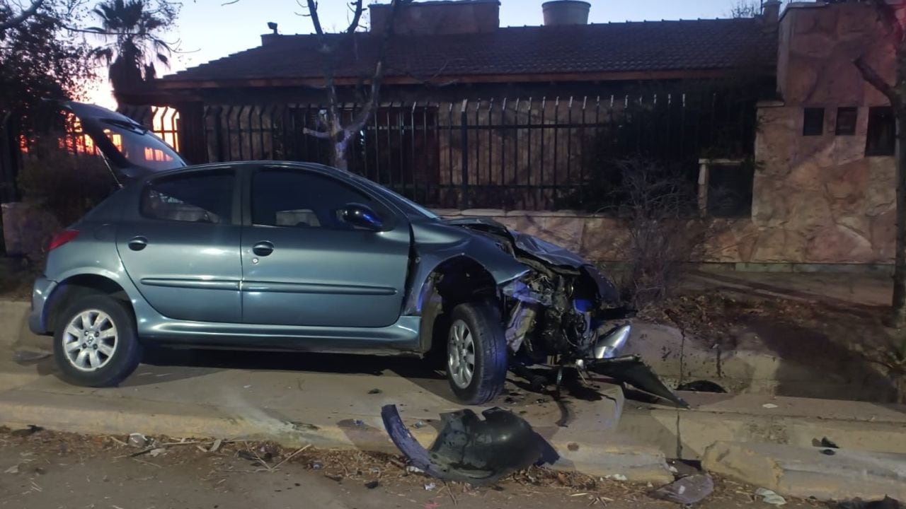 El conductor del auto se cruzó de carril y chocó al motociclista de frente. Foto: Gentileza.