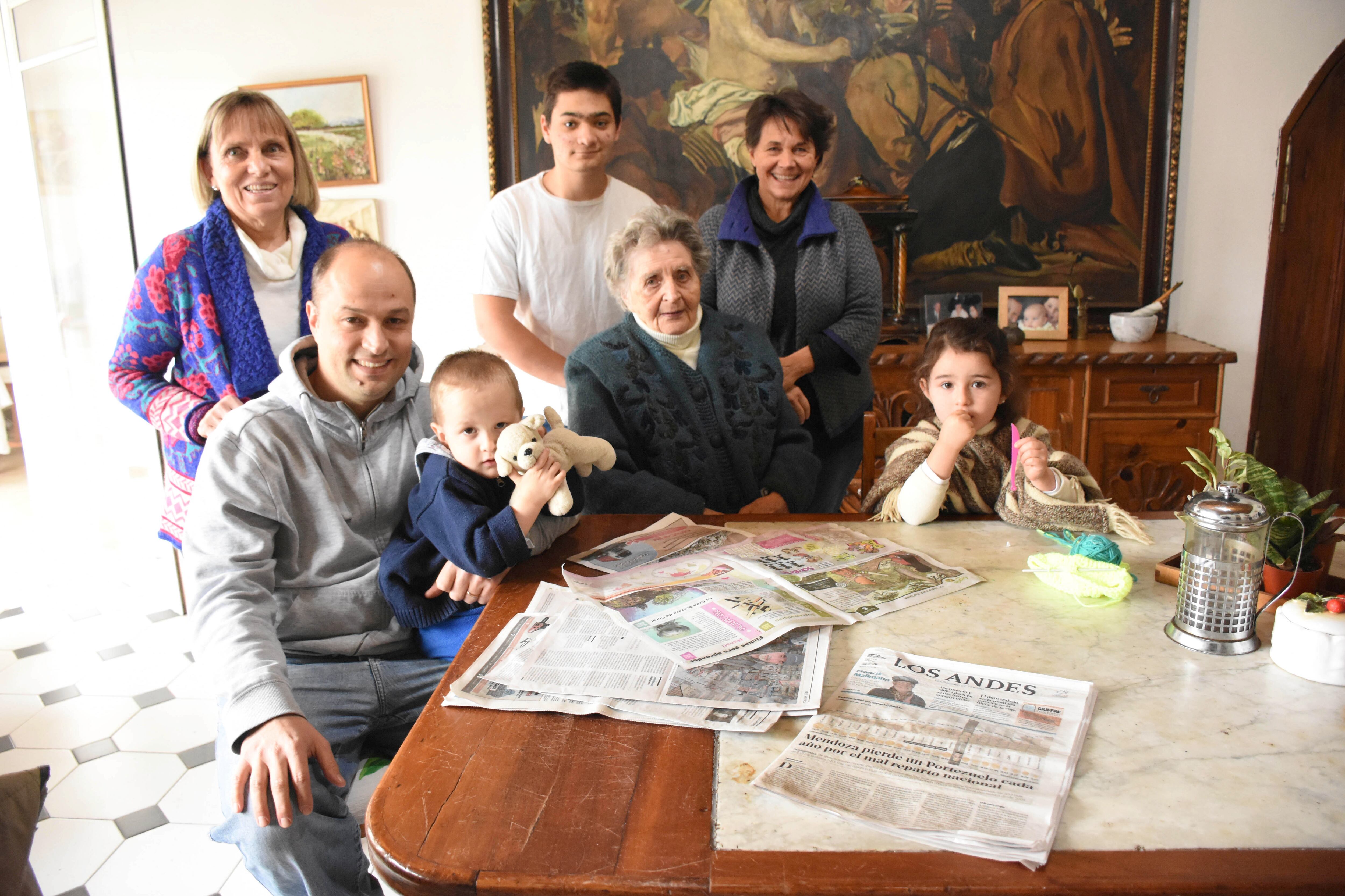 Alexis Atem junto a su familia con el nuevo diario.
Foto: Mariana Villa / Los Andes