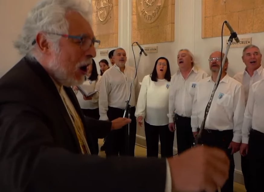 El emotivo homenaje a Marciano Cantero de parte del coro de la Legislatura y el particular gesto de Abed con Suarez. Foto: Captura Video