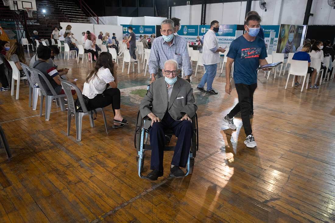 En la Federación Mendocina de Box, comenzó la vacunación de terceras dosis para mayores de 60 años con y sin turno.
Alberto José De La Sierra de 98 años, concurrió a vacunarse de forma espontánea. Foto: Ignacio Blanco