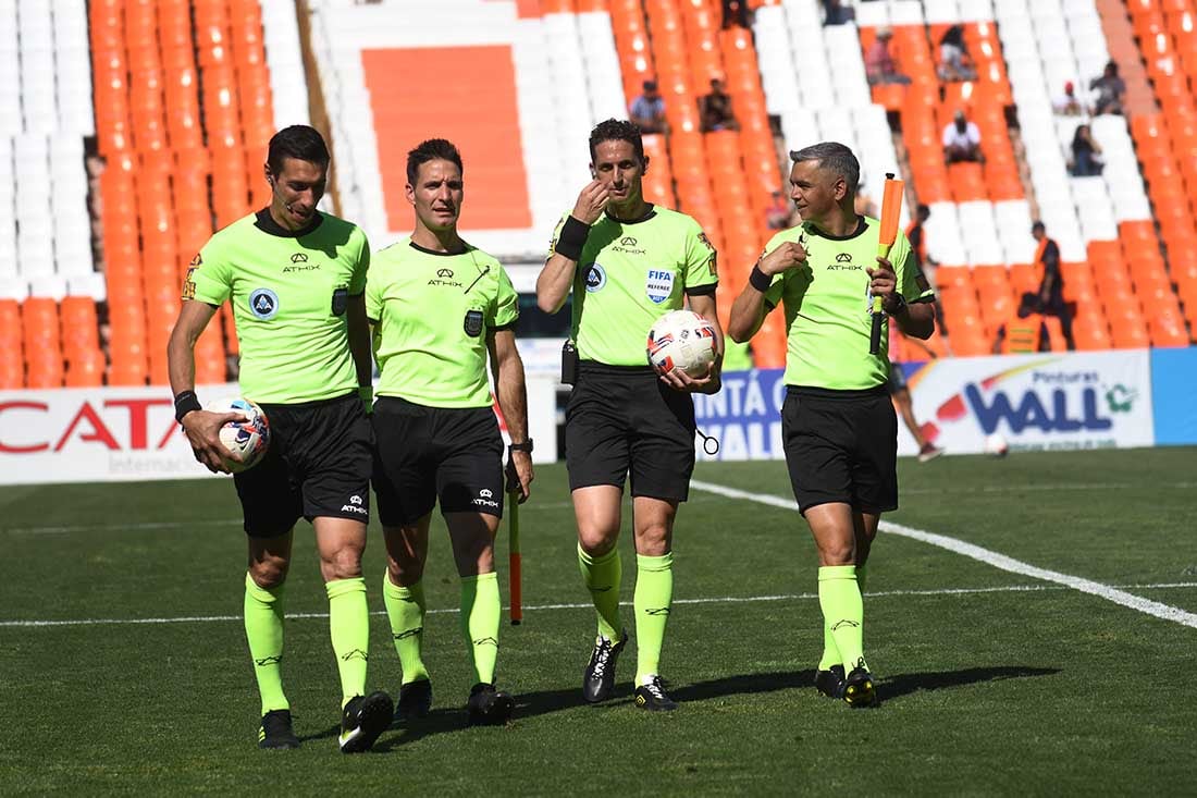 El árbitro Nicolás Lamolina, junto a sus árbitros asistentes Yamil Possi, Ernesto Caligari y Julio Fernandez. Foto: José Gutierrez.