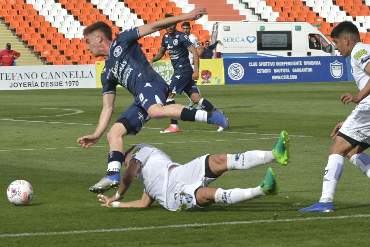 Por la 22° fecha de la Primera Nacional, Independiente igualó 1-1 con Almagro. / Orlando Pelichotti (Los Andes).