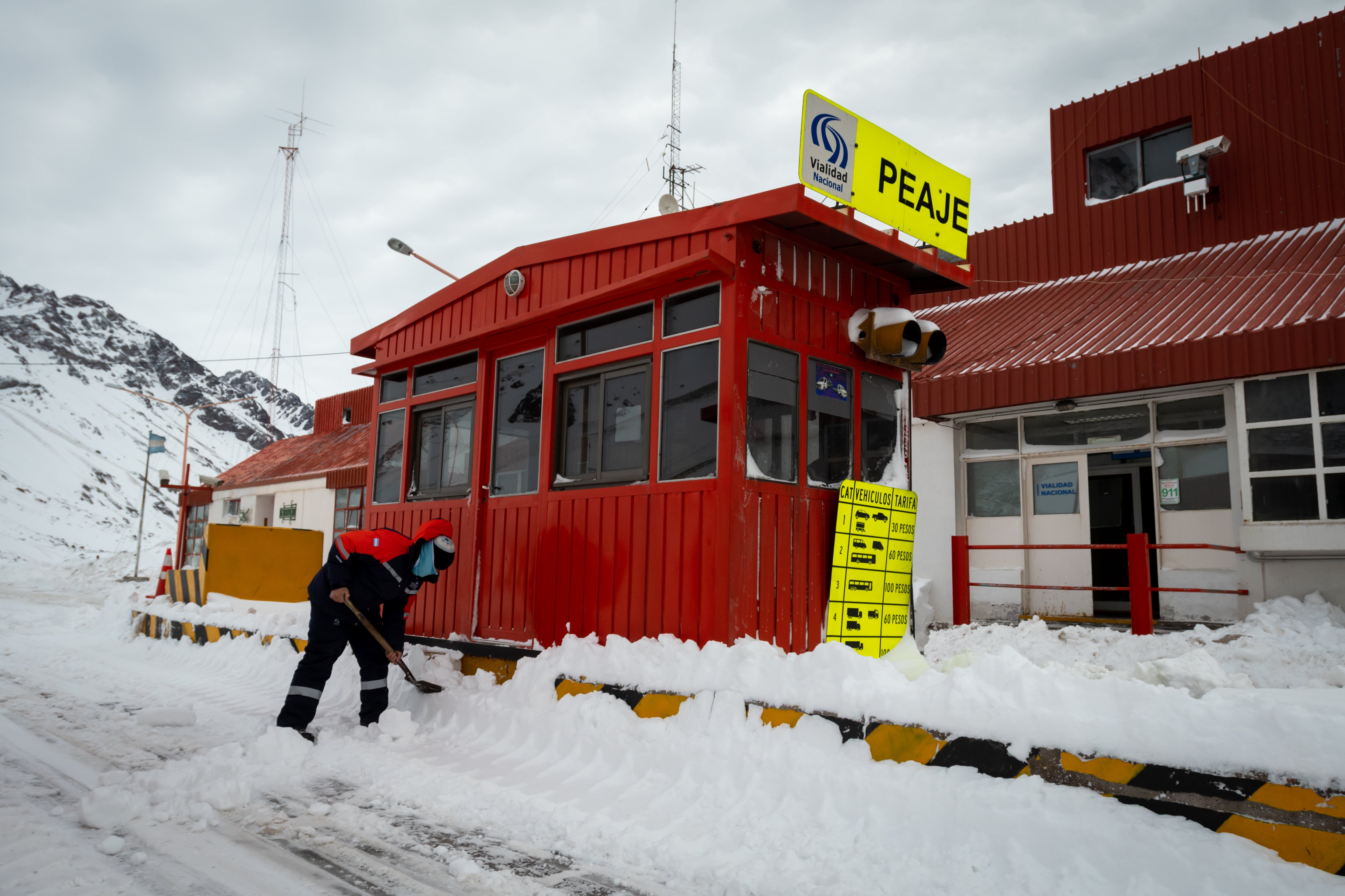 Mendoza 25 de junio de 2020 Sociedad
Paso Internacional cortado
Operativo de Vialidad Nacional en Villa Las Cuevas para despejar la nieve acumulada sobre Ruta Internacional 7.   

Foto: Ignacio Blanco / Los Andes