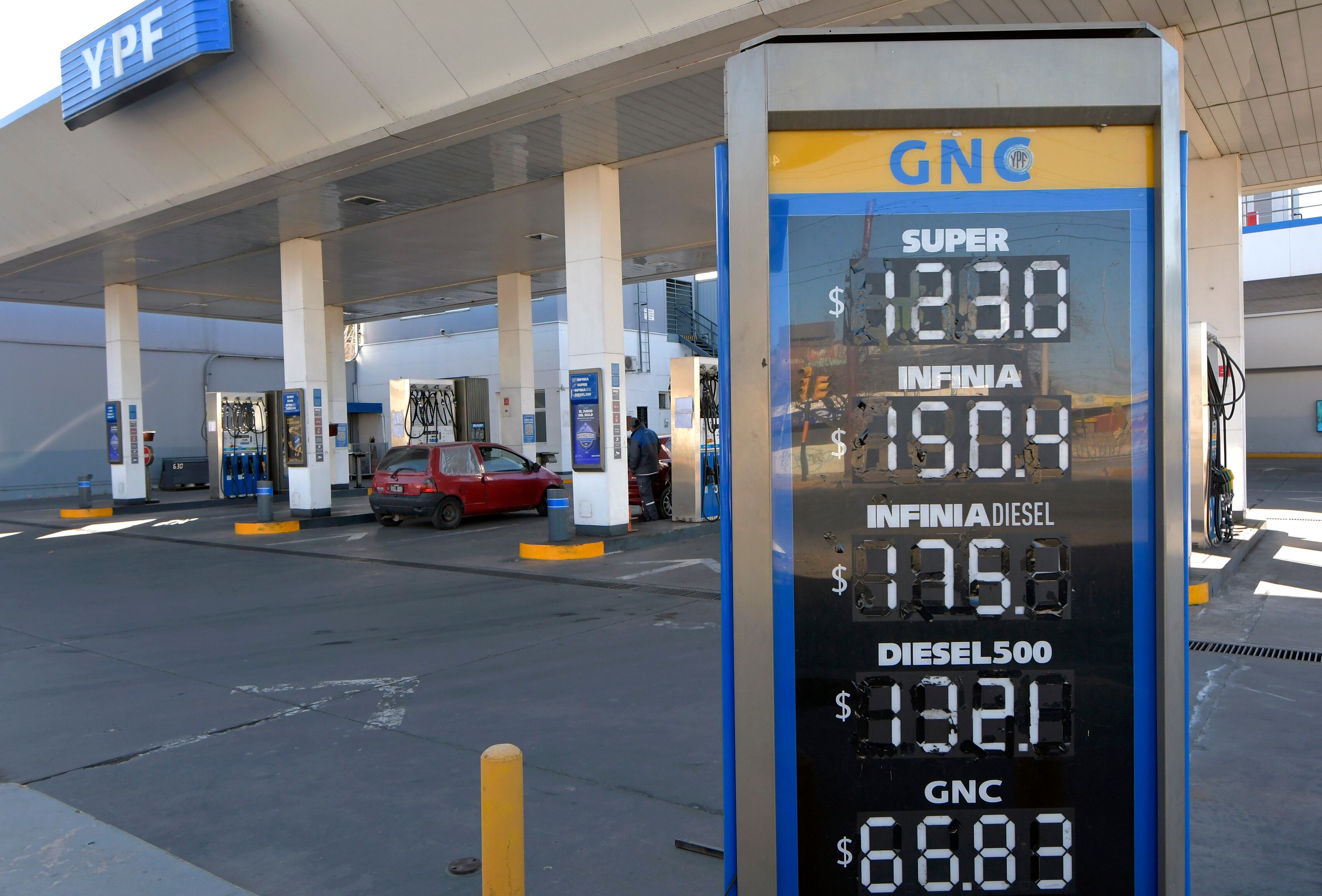 Precios de combustibles en YPF - Foto: Orando Pelichotti / Los Andes