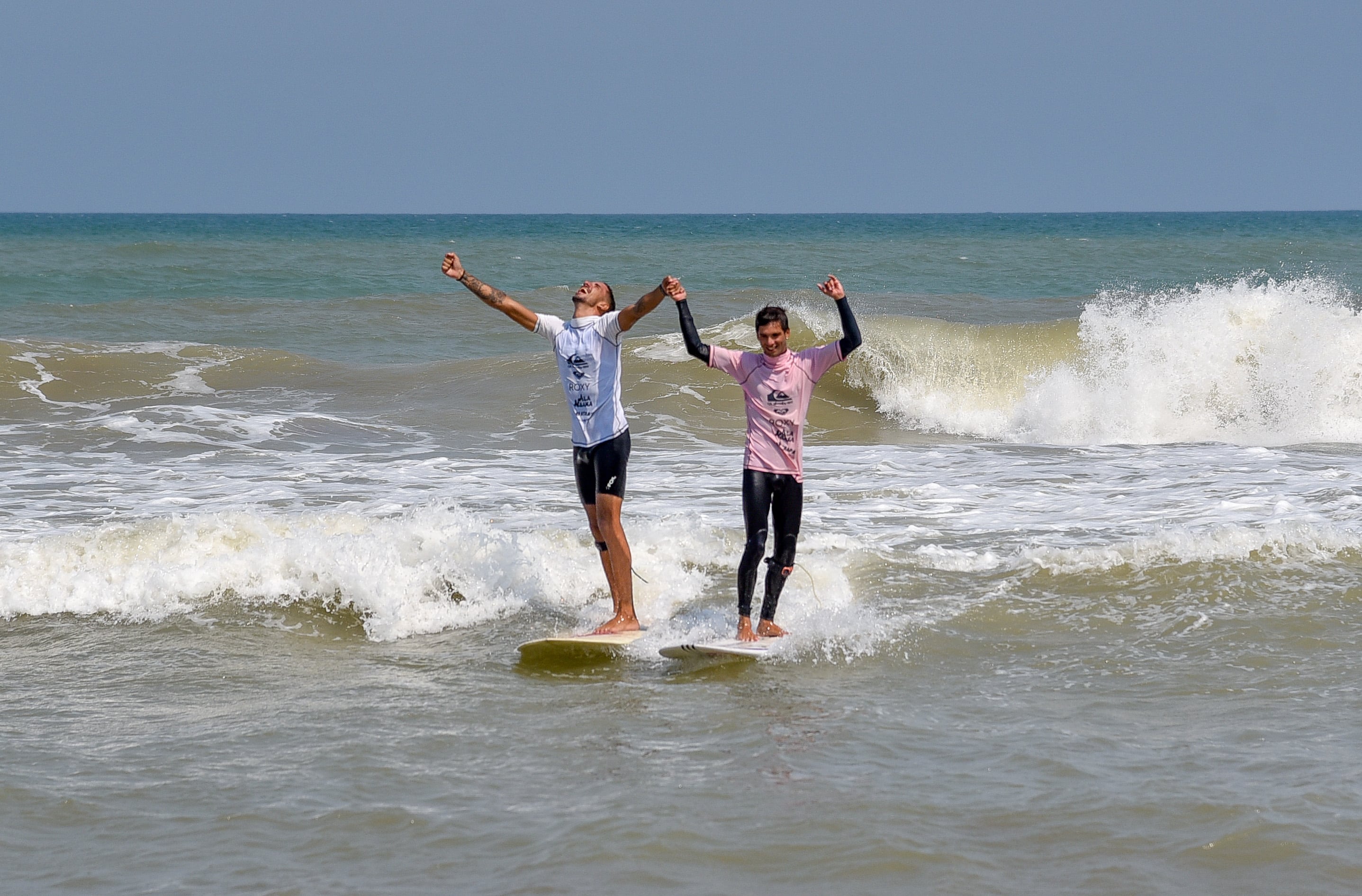 Así salieron los finalistas del agua. Surfiel Gil fue al encuentro de Nicolás Ludovino para felicitarlo. / Gentileza: Diego DiYorio.