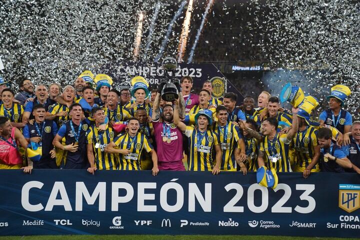 Rosario Central campeón de la Copa de la Liga en Santiago del Estero frente.