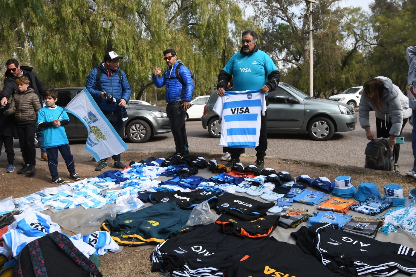 Todo tipo de indumentaria se podía adquirir en las inmediaciones del estadio Malvinas Argentinas. / José Gutiérrez (Los Andes).