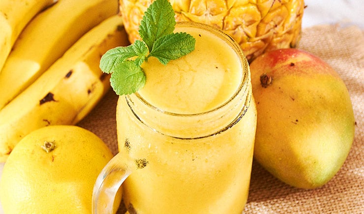 Una de las opciones que se puede incorporar es un jugo con frutas amarillas como el ananá, limón y mango.