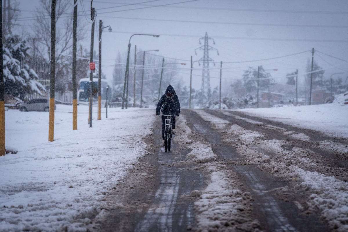 Blanco Encalada, Lujan de Cuyo
Algunas zonas del Gran Mendoza amanecieron este viernes con un paisaje teñido de blanco por la nieve, que se dio desde la madrugada y generó la fascinación de los habitantes.
Zonas de Luján de Cuyo, Maipú, Este y Valle de Uco arrancaron el viernes con un precioso paisaje blanco. En tanto, en el resto del Gran Mendoza, persisten las lluvias.
Foto: Ignacio Blanco / Los Andes  

