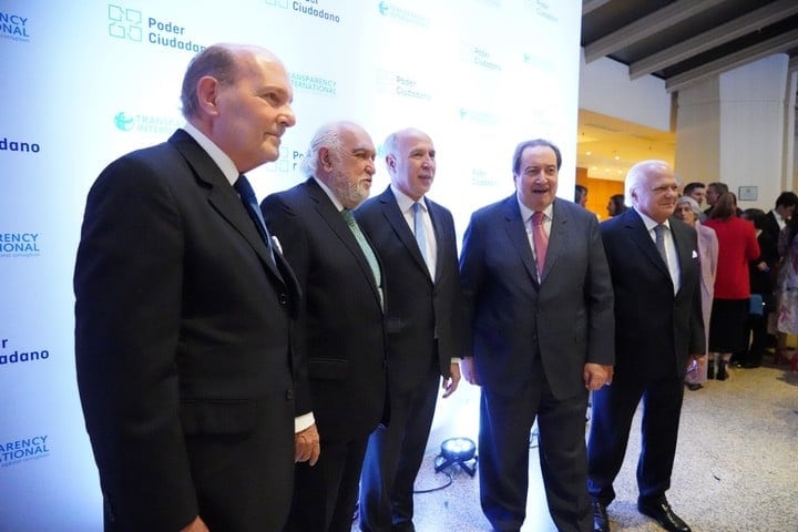 El juez de la Corte Suprema, Ricardo Lorenzetti, con los exjueces Jorge Valerga Aráoz, Ricardo Gil Lavedra, León Arslanián y Guillermo Ledesma. Foto: Rafael Mario Quinteros.