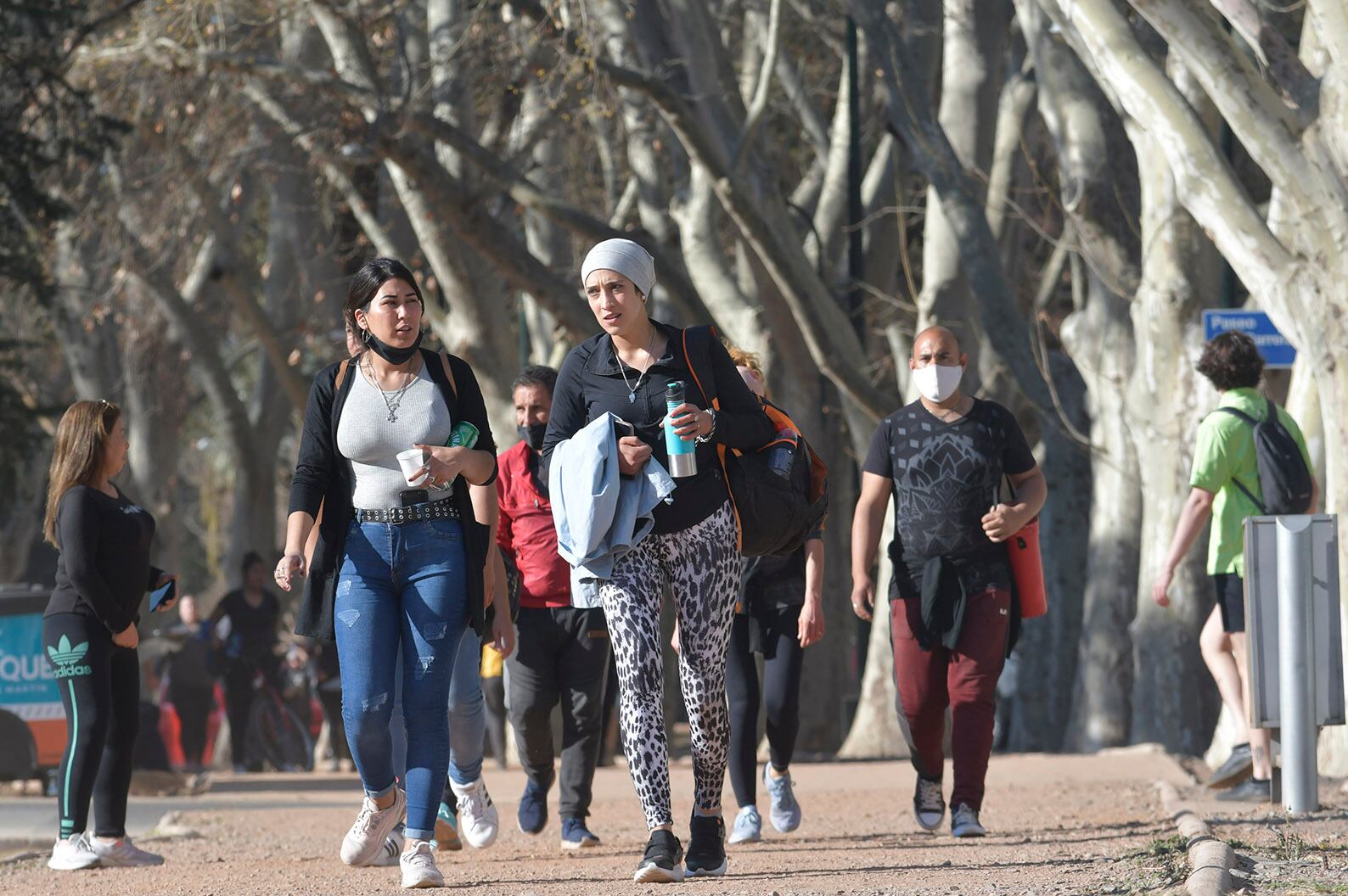 Paseos y risas de las amigas se perdían entre la arboleda de este invierno.
Foto: Orlando Pelichotti