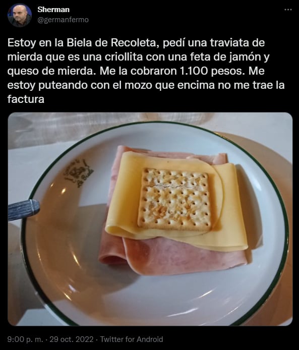 Pidió un sánguche de jamón y queso entre dos galletas, le cobraron 1.100 pesos, se quejó en las redes y fue viral. Foto: Twitter