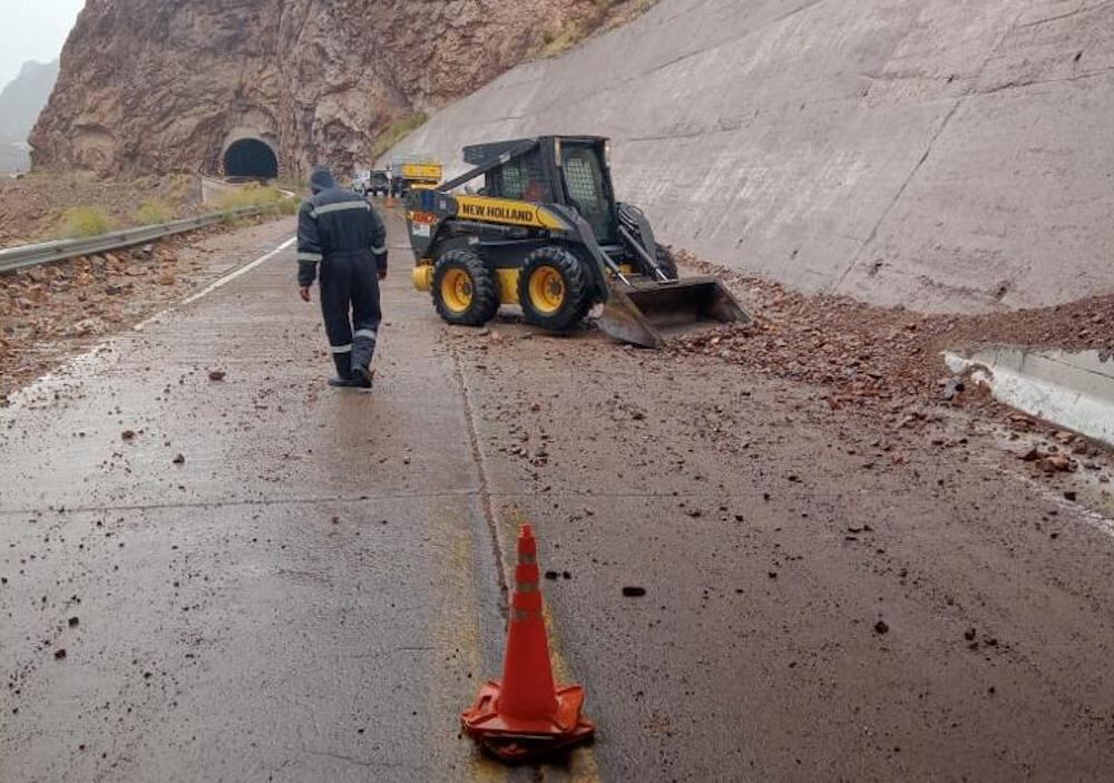 Personal de Vialidad trabaja sobre ruta 7 para despejarla debido al desprendimiento de piedras y barro.