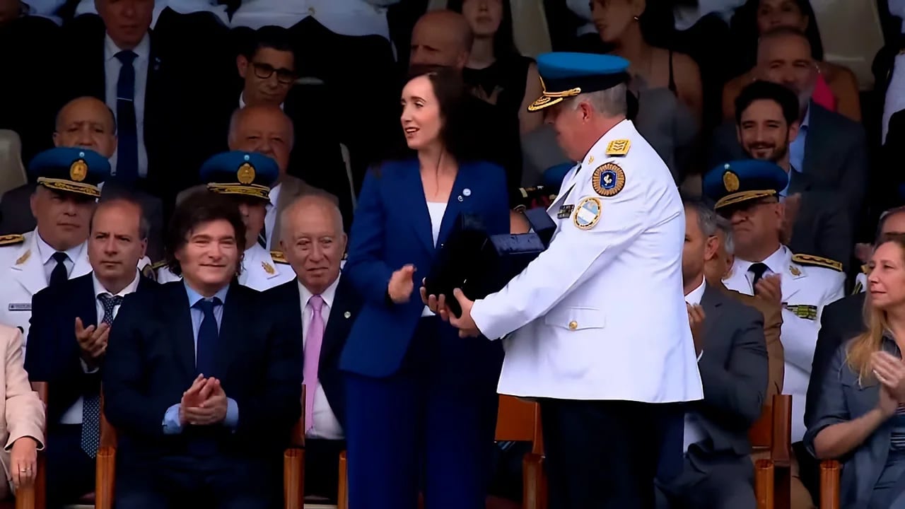 Javier Milei y Victoria Villarruel se mostraron juntos en la ceremonia de premiación de la Escuela de Cadetes "Comisario General Juan Ángel Pirker" de la Policía Federal.