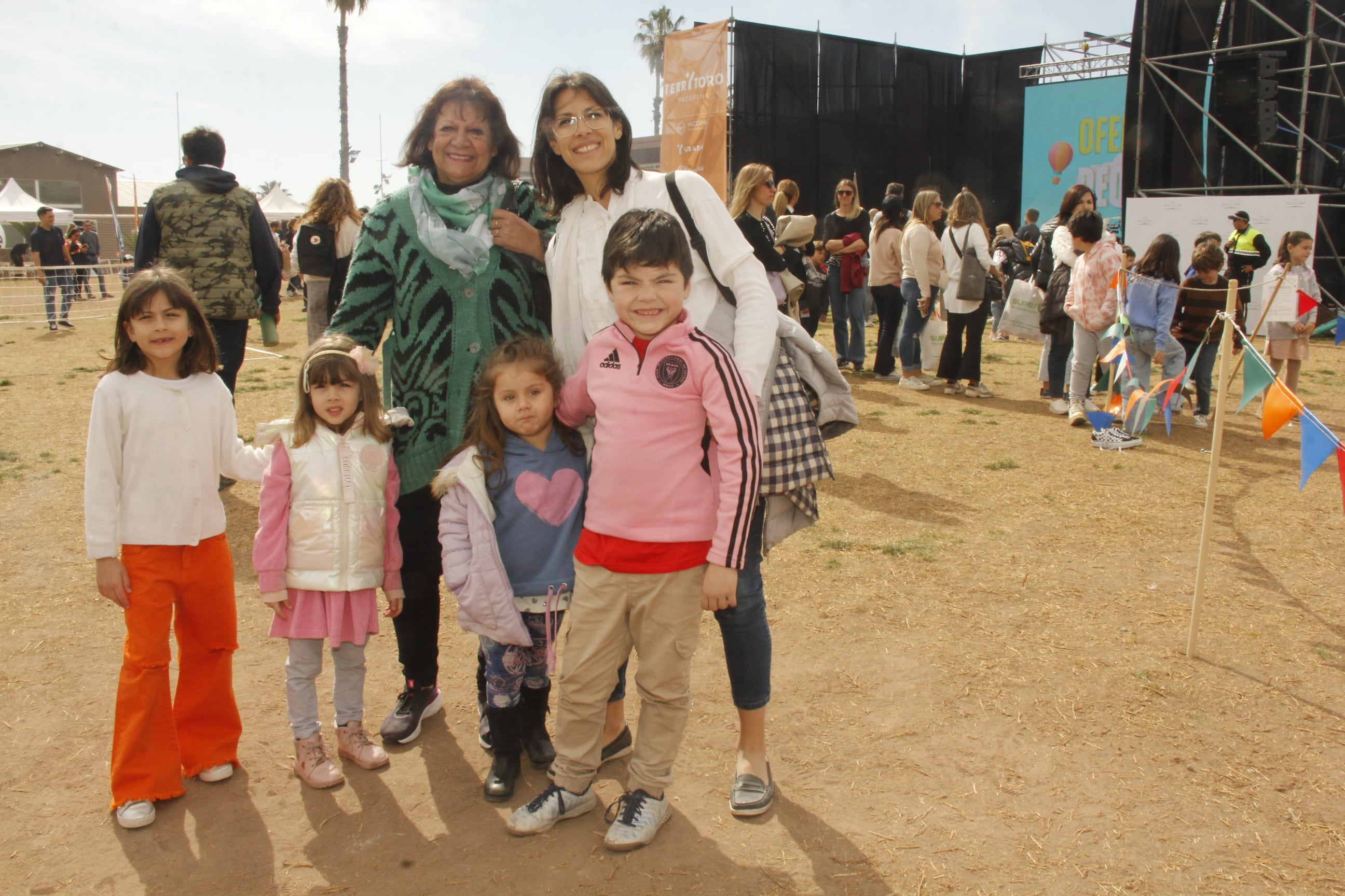 Valentina, Martín, Agustina, Clara junto a Silvia y Natalia