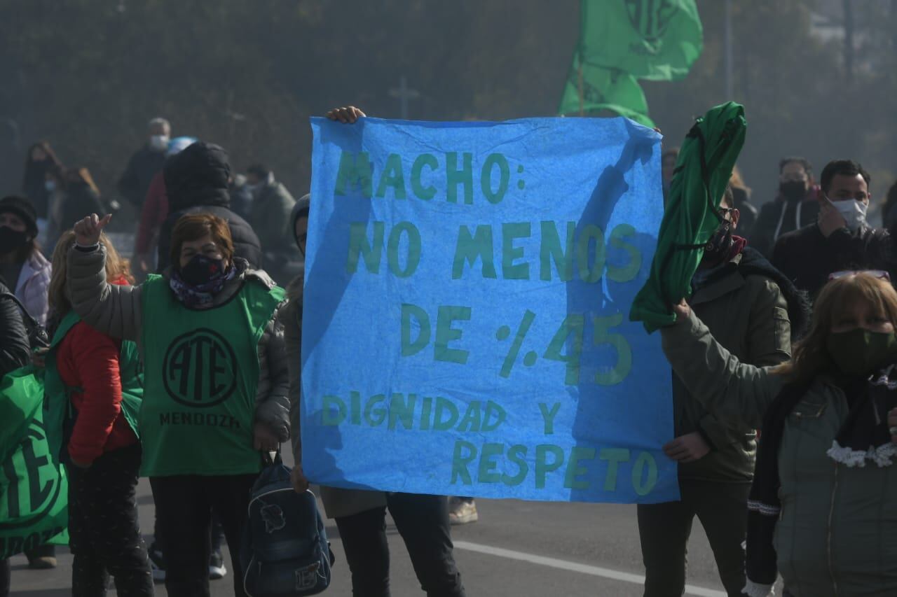 ATE rechazó la oferta del Gobierno y cortó el acceso Este. Ignacio Blanco / Los Andes