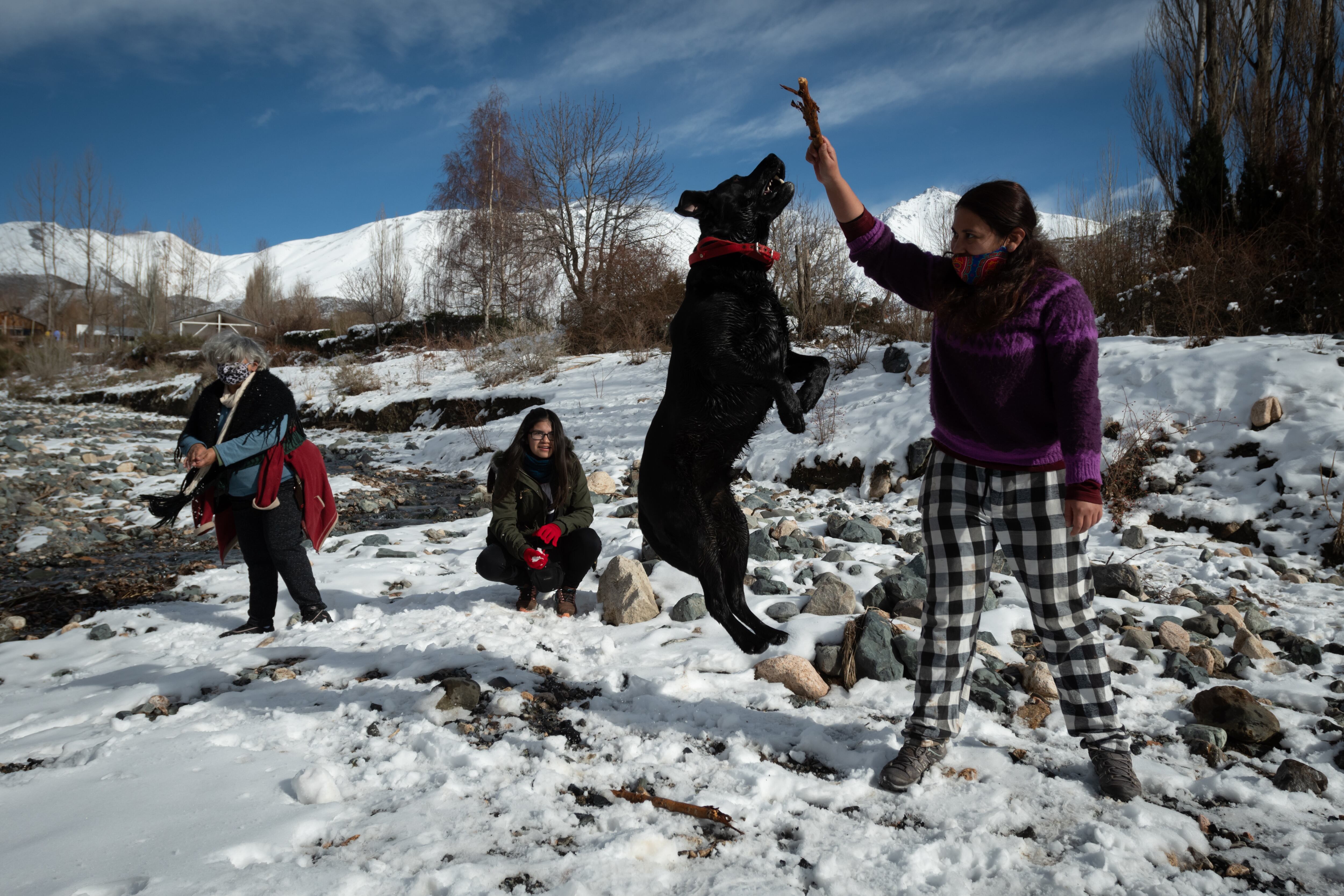 La tentación de disfrutar la nieve hizo que muchos mendocinos viajaran a la montaña.