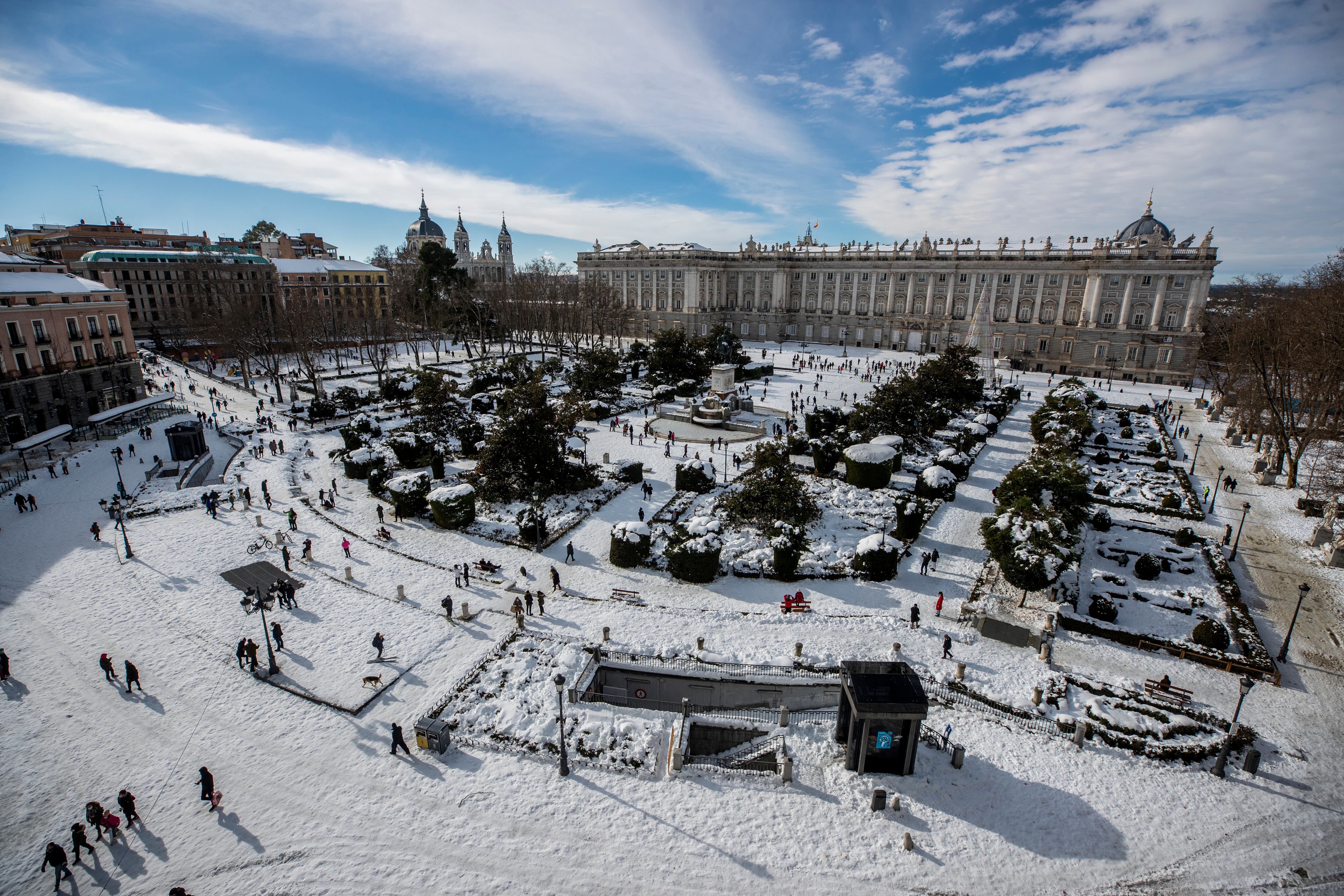 Una vista de la plaza Oriente cubierta de nieve frente al Palacio Real en el centro de Madrid, España.