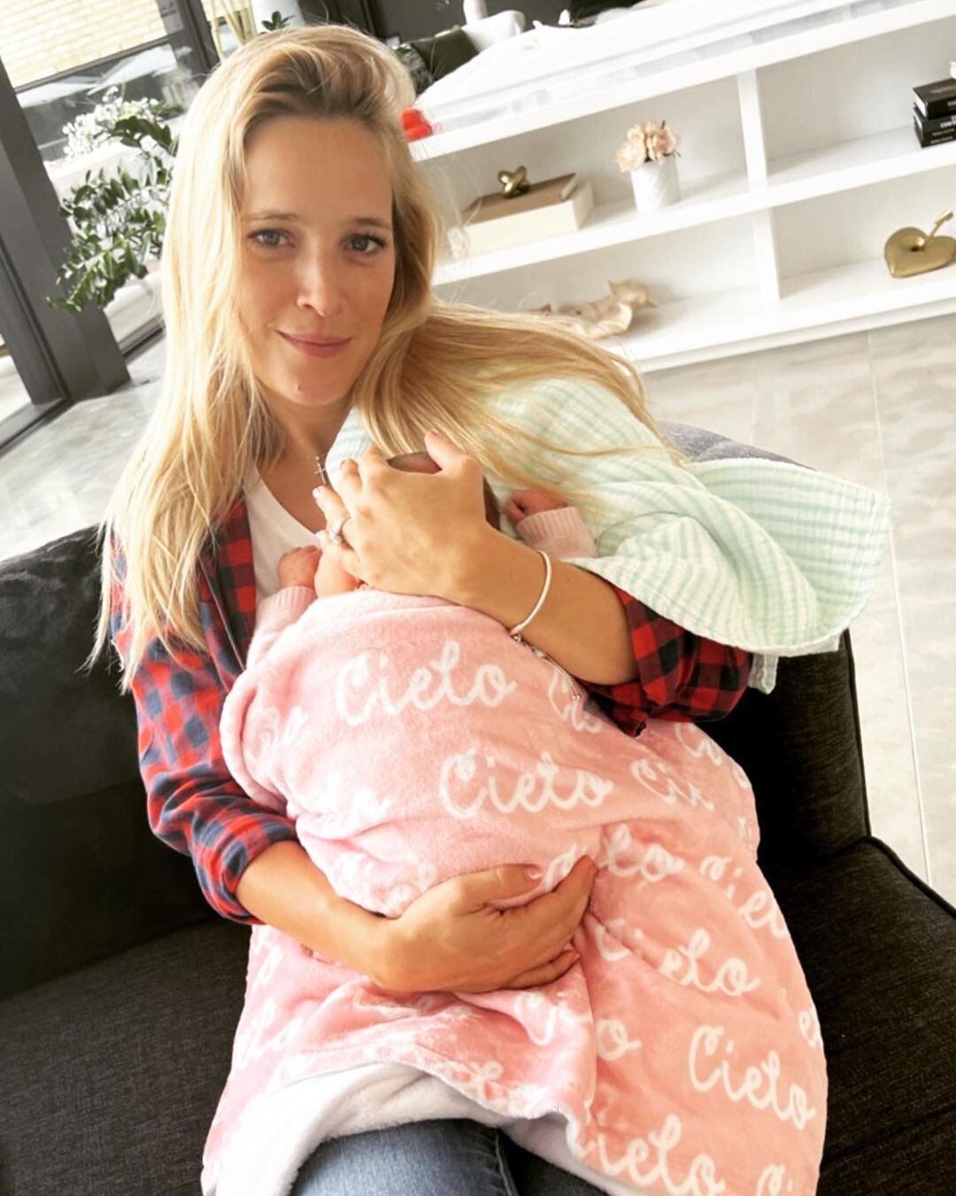 Luisana Lopilato mostró a Cielo a una semana de su nacimiento.