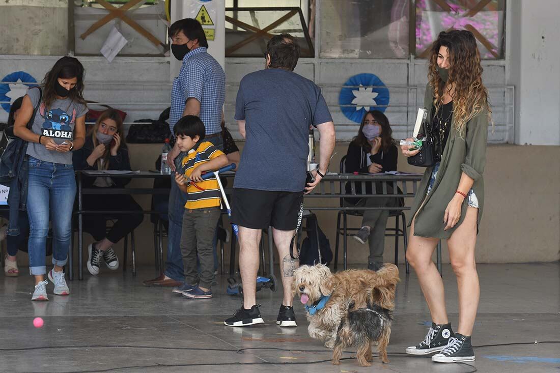 Algunas personas concurren con sus mascotas a votar  en la Escuela Arístides Villanueva de Ciudad.
Foto José Gutierrez