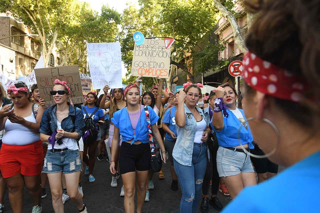 Marcha 8 M en conmemoración del día internacional de la mujer. Miles de mujeres caminaron por las calles de la Ciudad portando carteles, letreros, pancartas y banderas para hacer valer sus derechos

Foto:José Gutierrez / Los Andes 