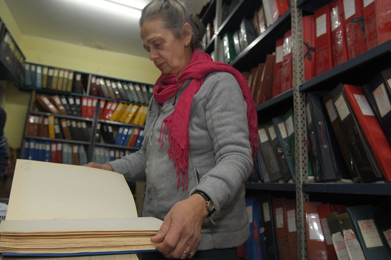 En la Asociación Biblioteca Santa Rosa de Lima se dedican a transcribir libros en braille y audiolibros para personas no videntes.  Foto: Marcelo Rolland / Los Andes