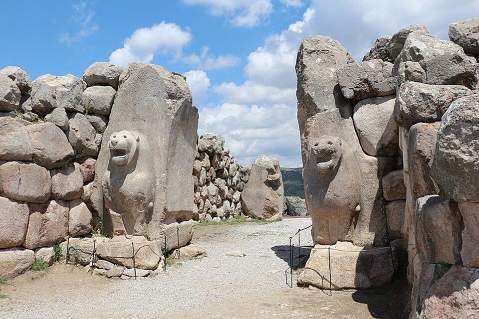 Puerta de los leones ubicada en Hattusa, antigua capital del Imperio hitita, en la región de Anatolia, Turquía. 

Foto: Bernardo Gagnon (CC BY-SA 3.0)