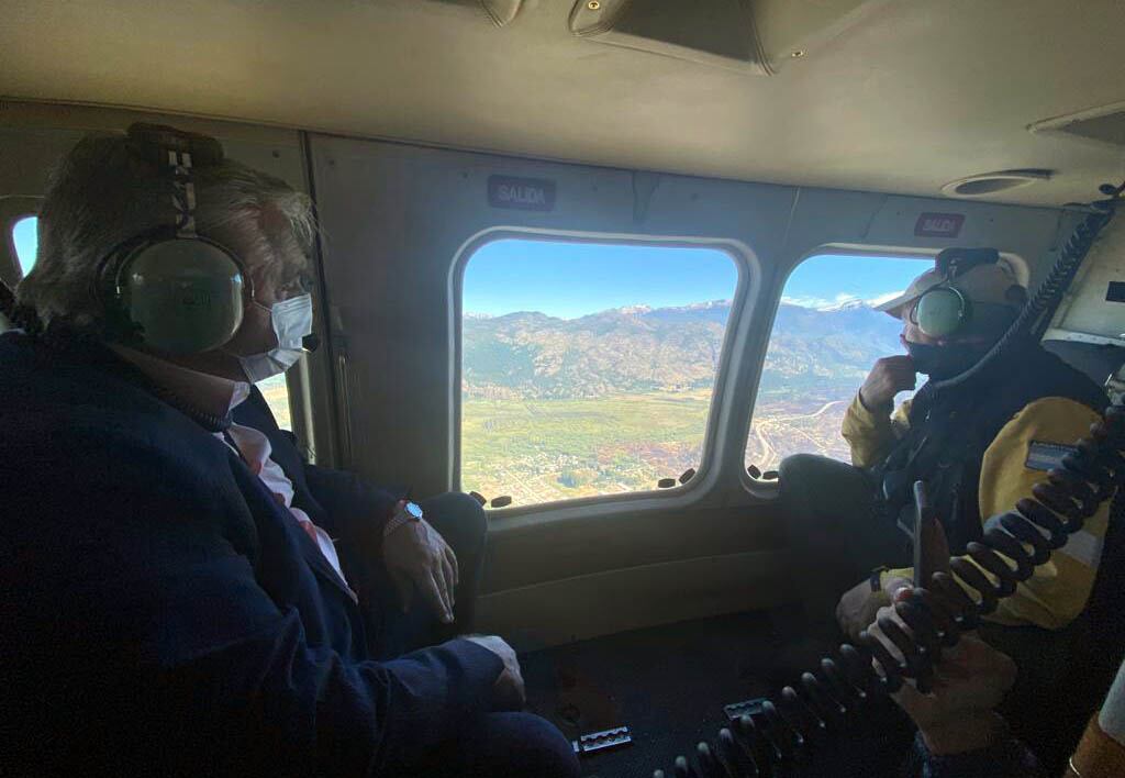 El presidente Alberto Fernández realiza un sobrevuelo por las zonas afectadas por los incendios.