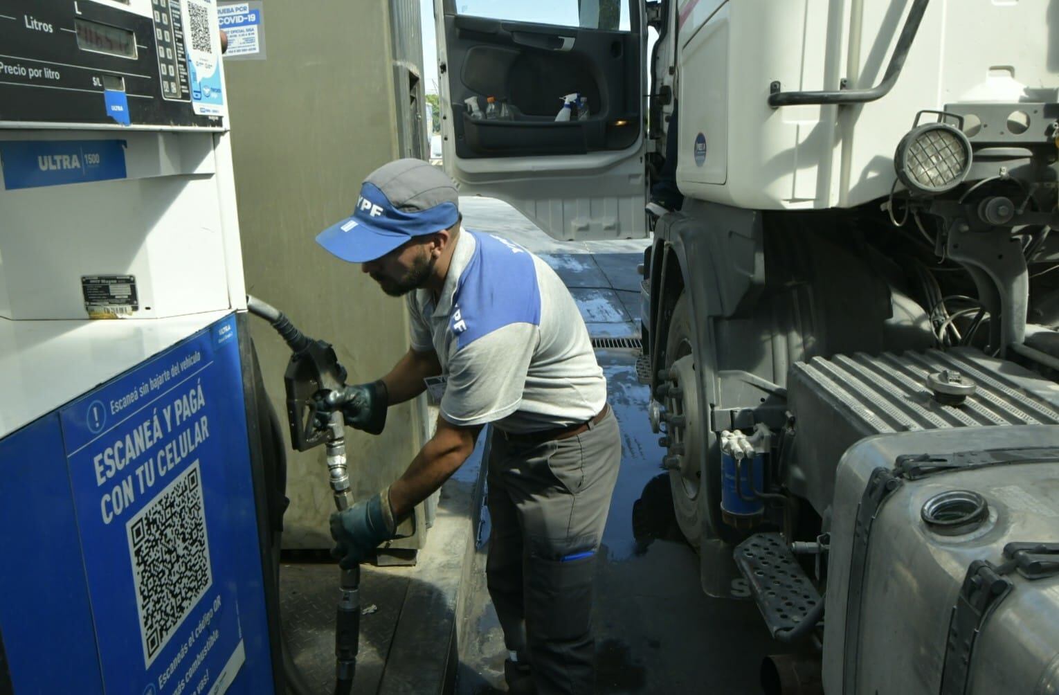 Espera de una hora para cargar gas oil en la última YPF antes de subir a Ruta Internacional 7, en Luján de Cuyo. Foto: Orlando Pelichotti/Los Andes