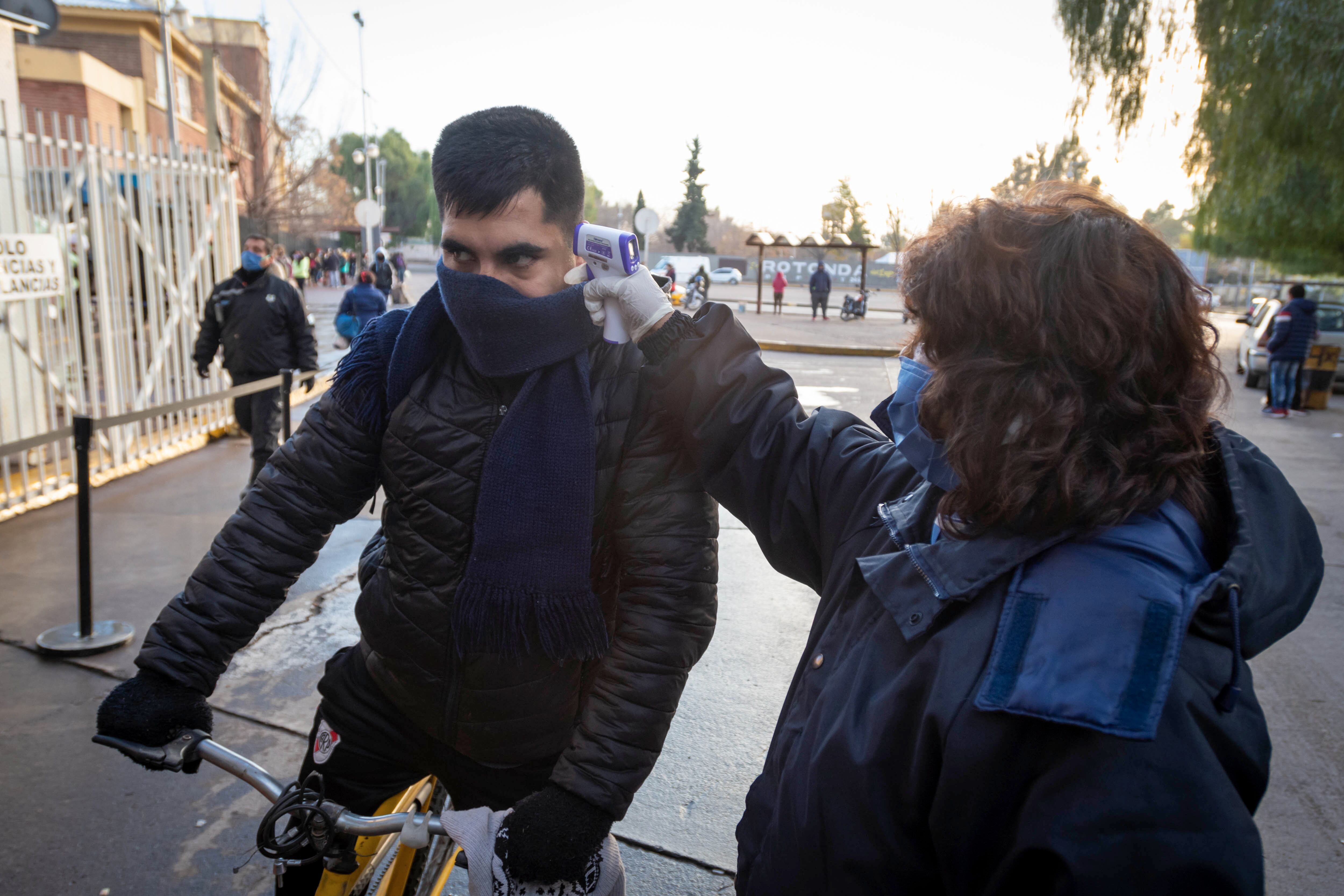 Desinfecciones tras los últimos casos positivos en Casa de Gobierno y Feria de Godoy Cruz.