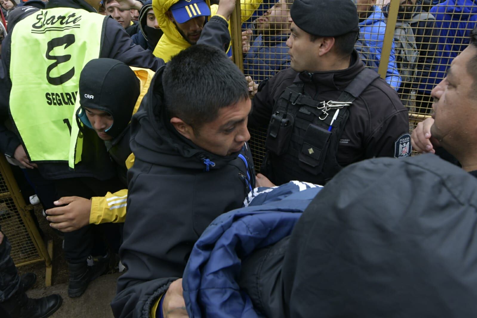 Godoy Cruz-Boca: los hinchas “neutrales” coparon el Malvinas para conseguir una entrada Foto: Orlando Pelichotti