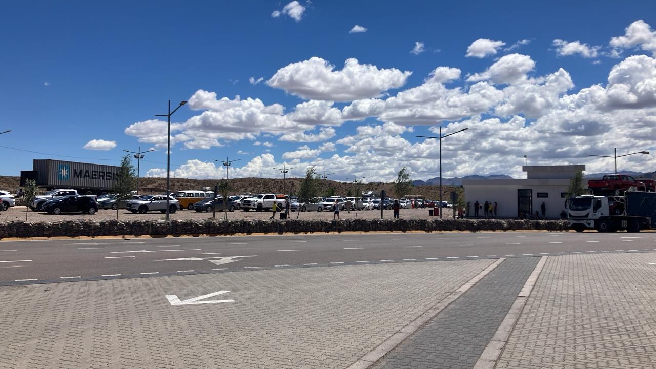 Los autos son desviados a un playón ubicado en Uspallata y al que la Municipalidad de Las Heras acondicionó con servicios básicos. Foto: Los Andes.