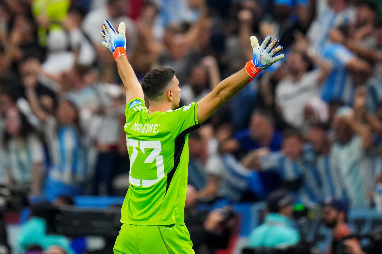 Dibu Martínez y un paso más en la selección argentina (AP)