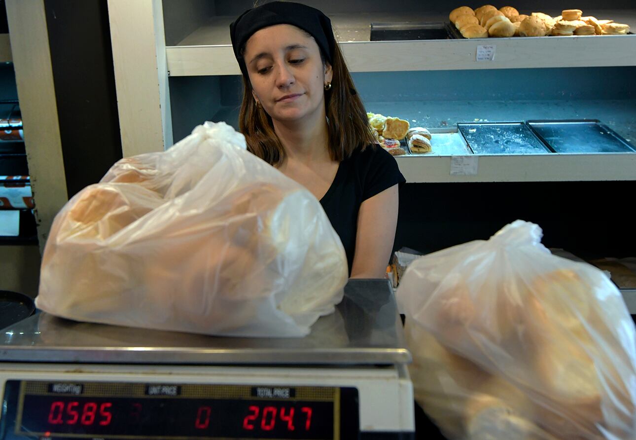 Se podrá obtener una devolución del IVA en productos de la Canasta Básica, pagando con débito, 48 horas después de efectuada la compra. foto: Orlando Pelichotti