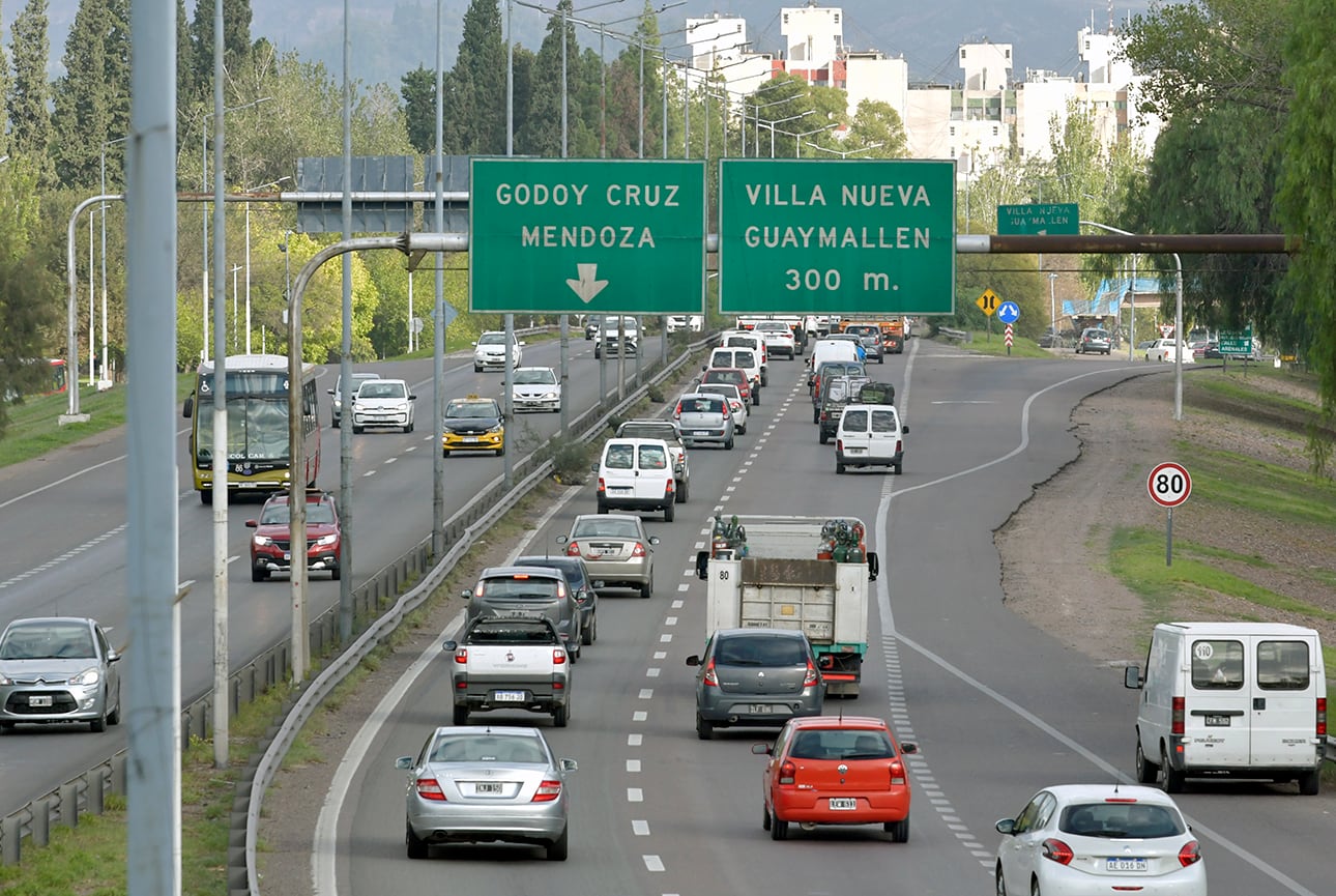 El municipio de Guaymallén proyecta junto con Vialidad Nacional la tercera trocha en el Acceso Este (ruta 7), para mejorar la circulación en el ingreso y egreso de la ciudad capital.

Foto : Orlando Pelichotti