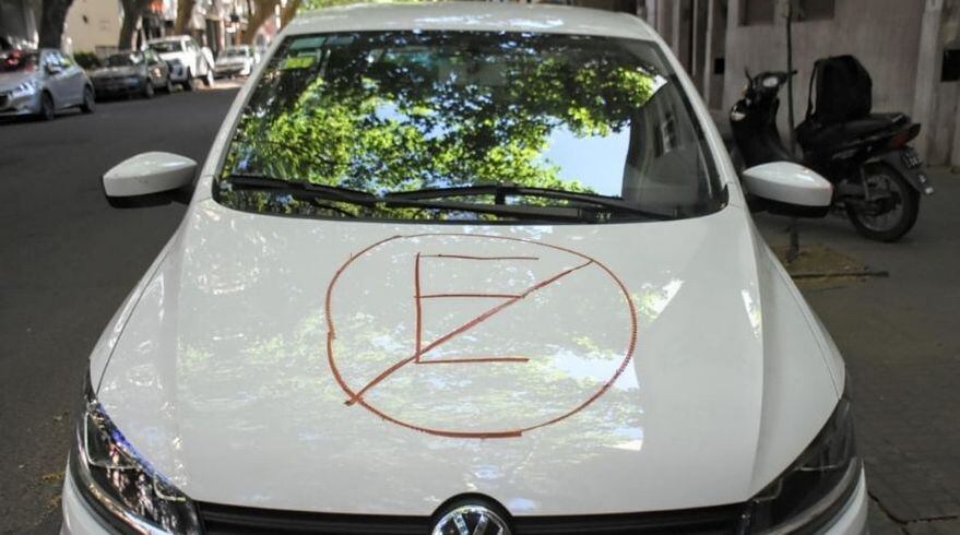 Estacionó frente al garaje de una casa y le dejaron una advertencia.