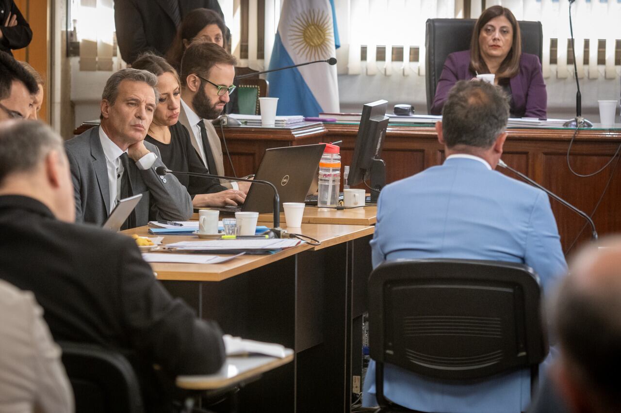 En Tribunales Federales se retoma el juicio contra el magistrado federal Walter Bento, acusado de liderar una banda que cobraba coimas a presos.
Declaracion del Abogado Jaime Alba y la atenta mirada del fiscal Dante Vega.

Foto: Ignacio Blanco / Los Andes 

