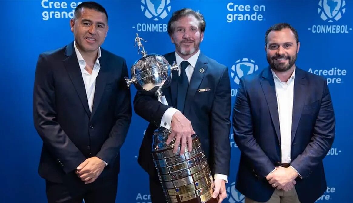 Román Riquelme junto a Alejandro Domínguez, titular de la Conmebol, y Mário Bittencourt, representante del Fluminense.