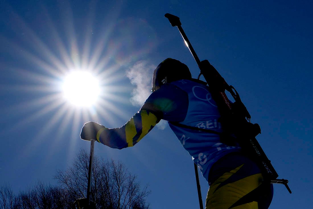 Un atleta durante un entrenamiento de biatlón previo a los Juegos Olímpicos de Beijing en Zhangjiakou, China. 
Foto: AP