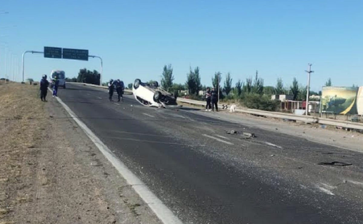 Una mujer murió en el Acceso Sur tras ser colisionada por un vehículo que terminó volcado (este último figura en la foto) 
 (Prensa Ministerio de Seguridad y Justicia)