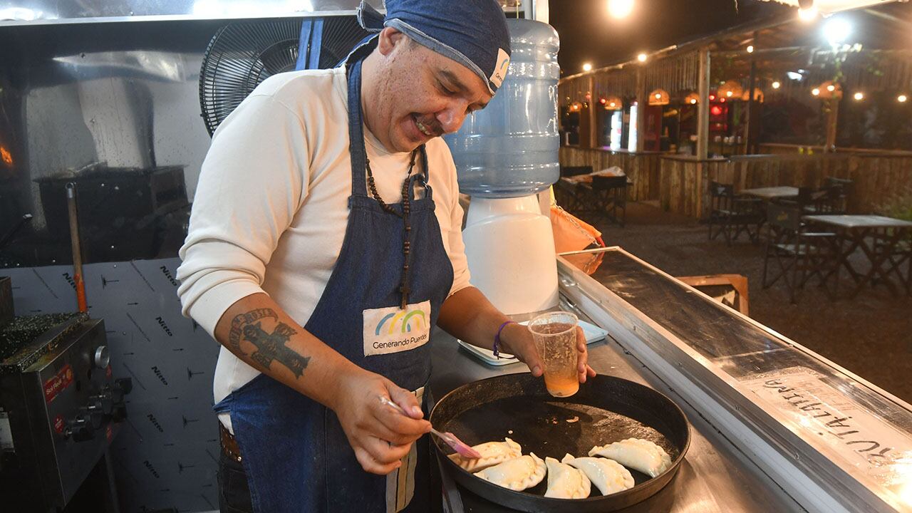 El Food Truck está ubicado en Juan B Justo 232 de Ciudad
Cesar es el cocinero que colabora con la ONG.
Foto: José Gutierrez / Los Andes