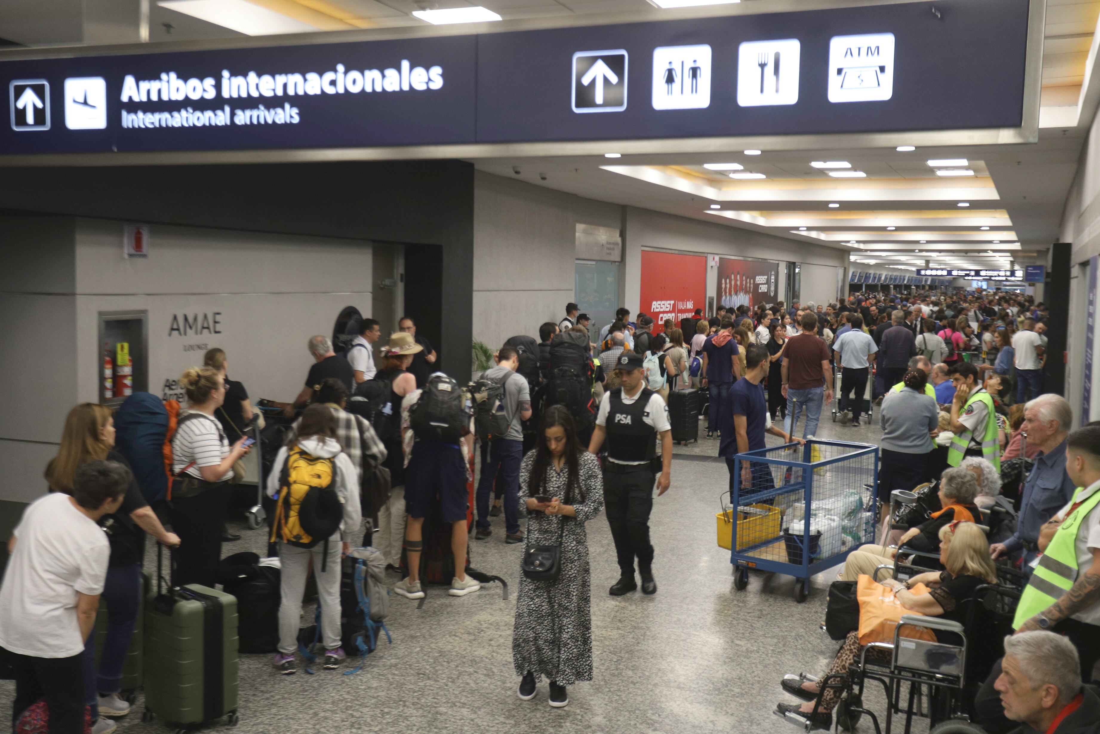 El Gobierno consigue una tregua con los gremios aeronáuticos luego de demoras y cancelaciones en Aeroparque y Ezeiza por una asamblea gremial, luego que el Gobierno informó que echó a 15 empleados de Intercargo. Foto: Damián Dopacio / NA