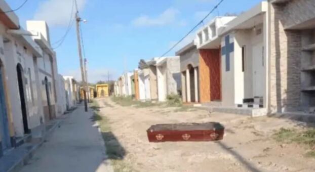 Un hombre encontró el ataúd de su hijo tirado afura de la tumba.