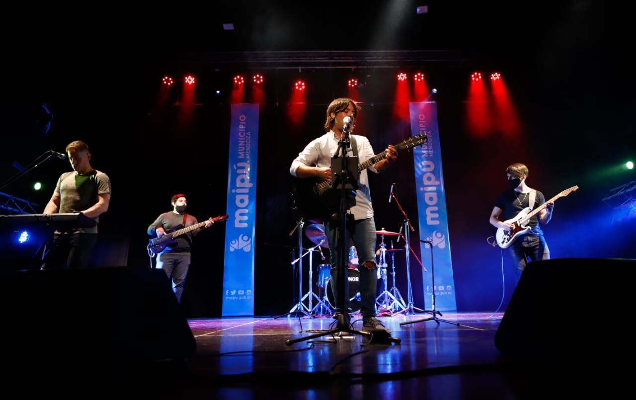 Con artistas en escena, el cine teatro reabrió para el público con las medidas sanitarias correspondientes.