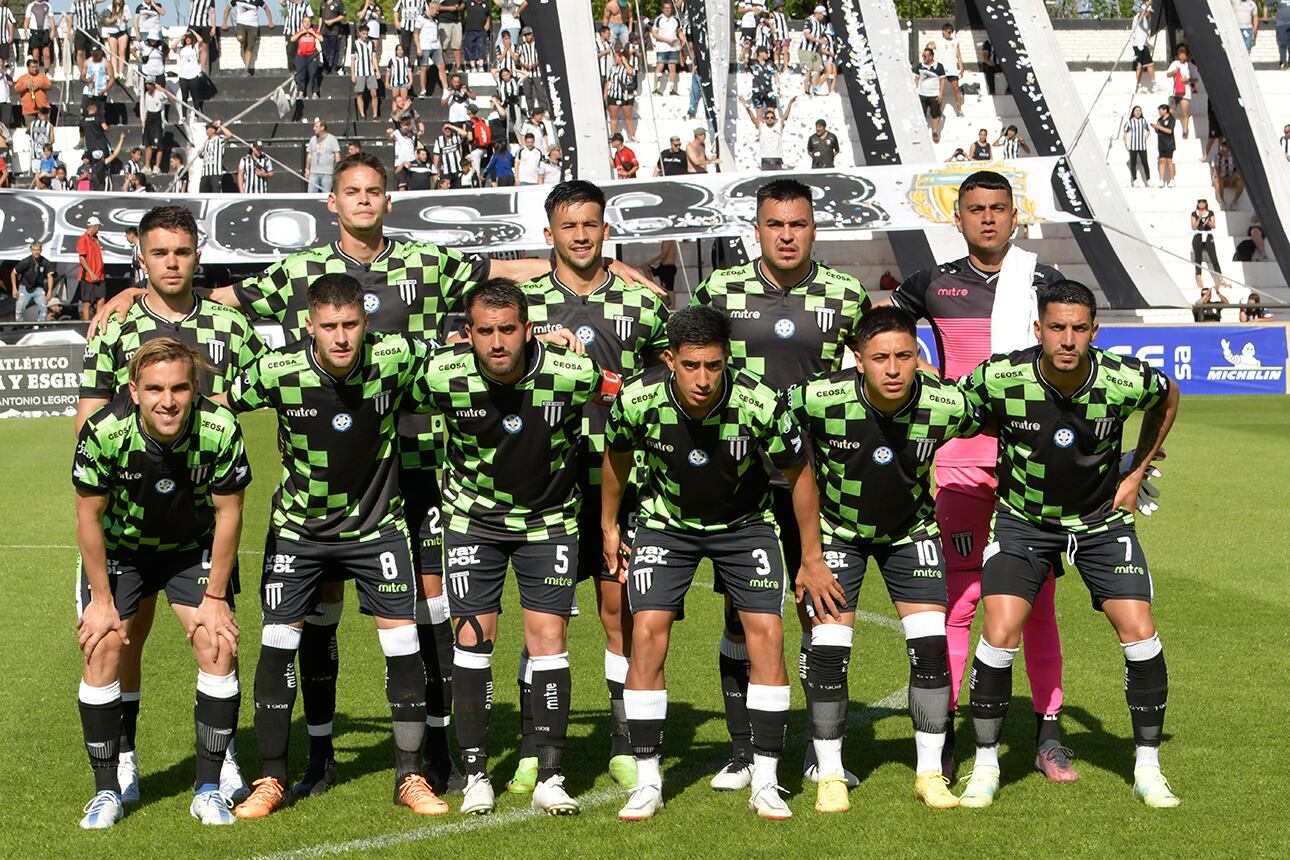 Gimnasia le ganó con angustia a Almagro y todavía sueña con la clasificación al Reducido
El Lobo venció al Tricolor 4-3 y así se quedó con tres puntos vitales para seguir peleando por un lugar entre los ocho mejores de la Zona A de la Primera Nacional.

Foto: Orlando Pelichotti