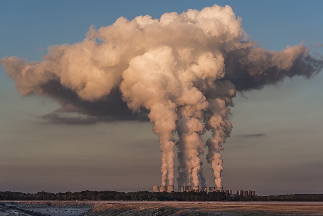 La acumulación de gases de efecto invernadero en las capas más altas del planeta no dejan que el calor generado por la Tierra se disipe al espacio exterior. Foto: Freepik 