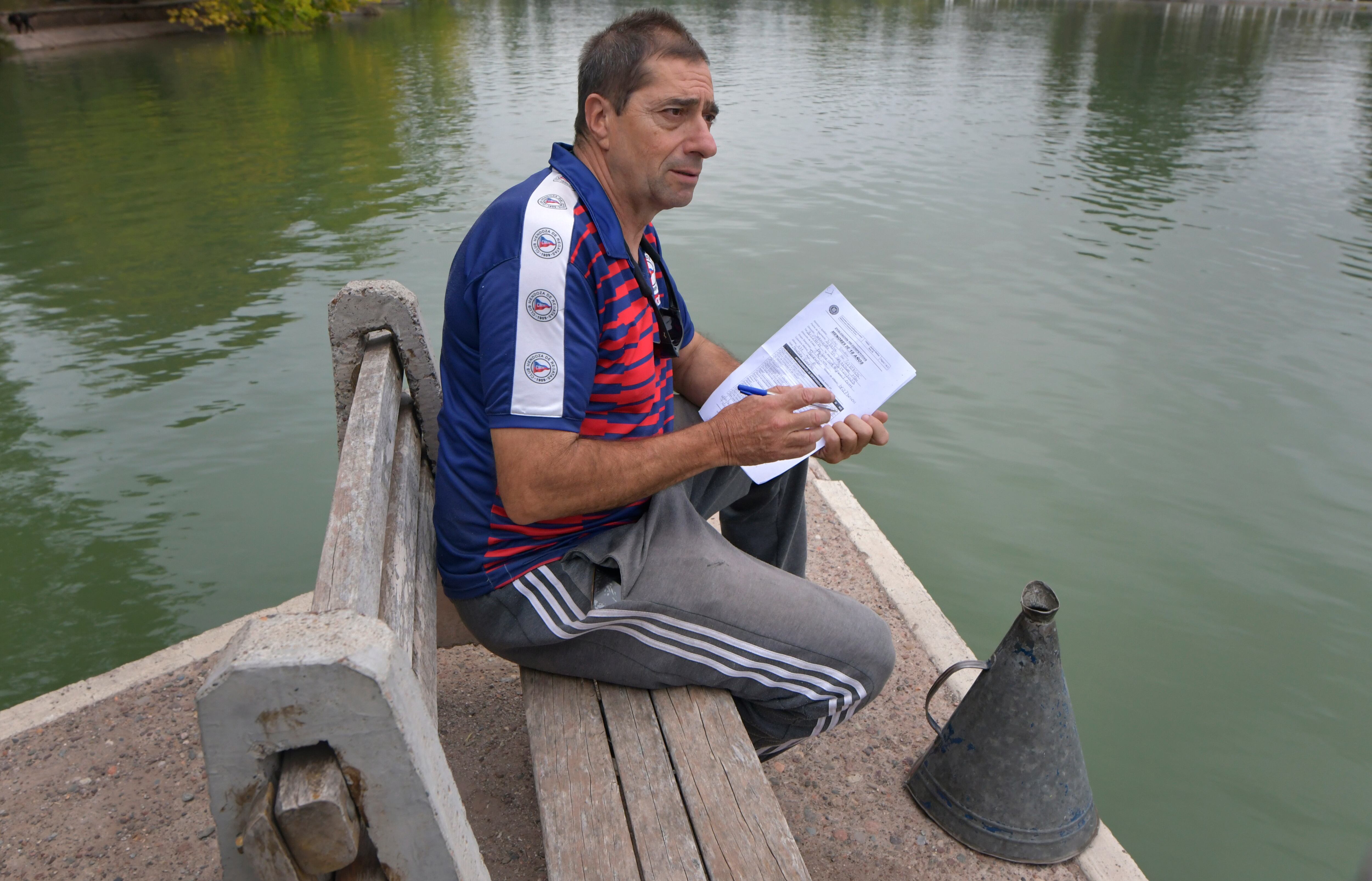  Mendoza. 06 marzo de 2021 Deportes
Pablo Scuri, entrenador de remo que tiene a cargo la escuela de Remo en el Club Mendoza Regatas.
remero, deportista, entramiento, lago 
Foto: Orlando Pelichotti/ Los Andes 
